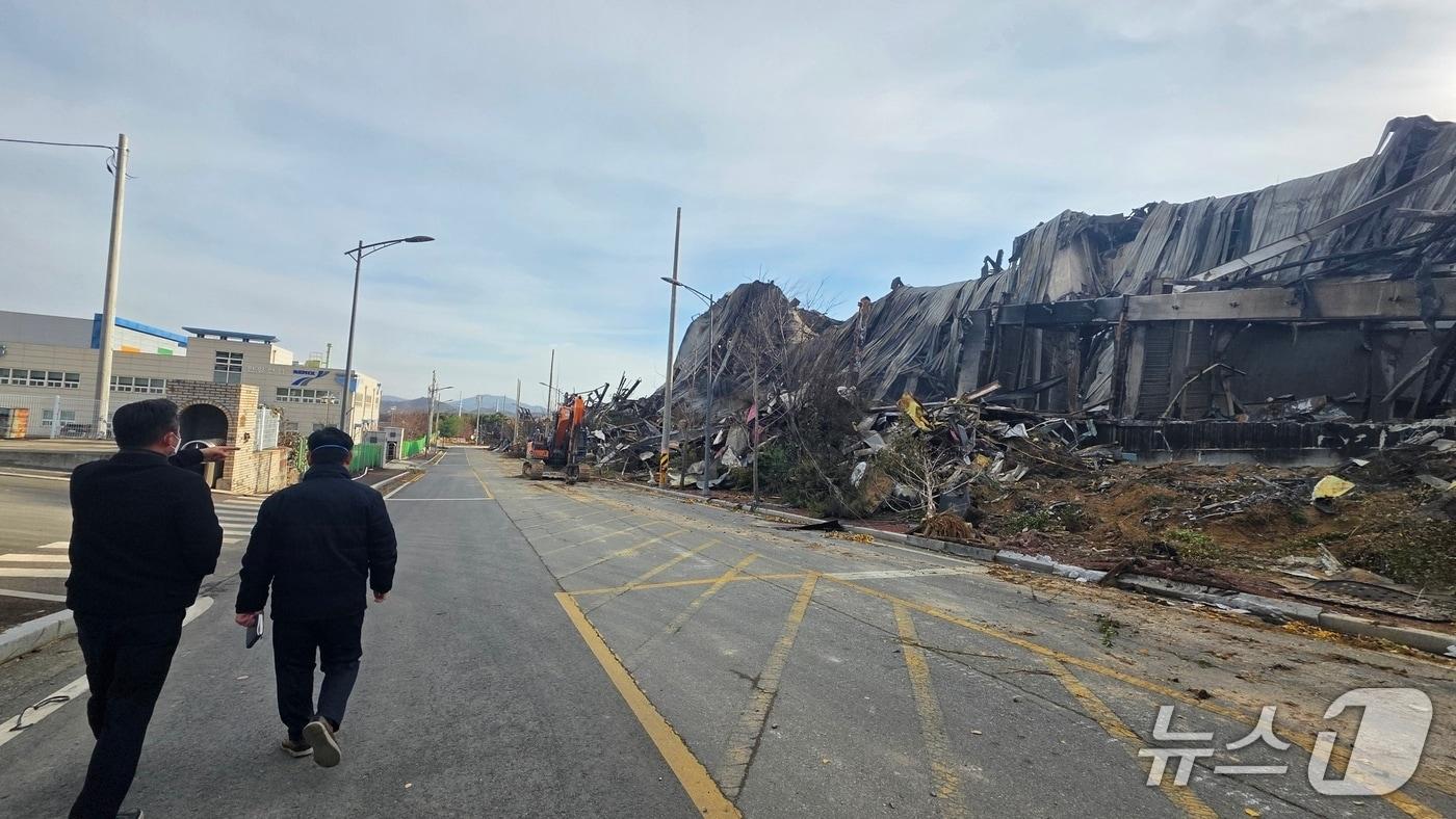 이랜드 물류창고 인근 업체 직원들이 화재 현장을 살펴보며 출근하고 있다. 2025.11.17. ⓒ 뉴스1 이시우 기자