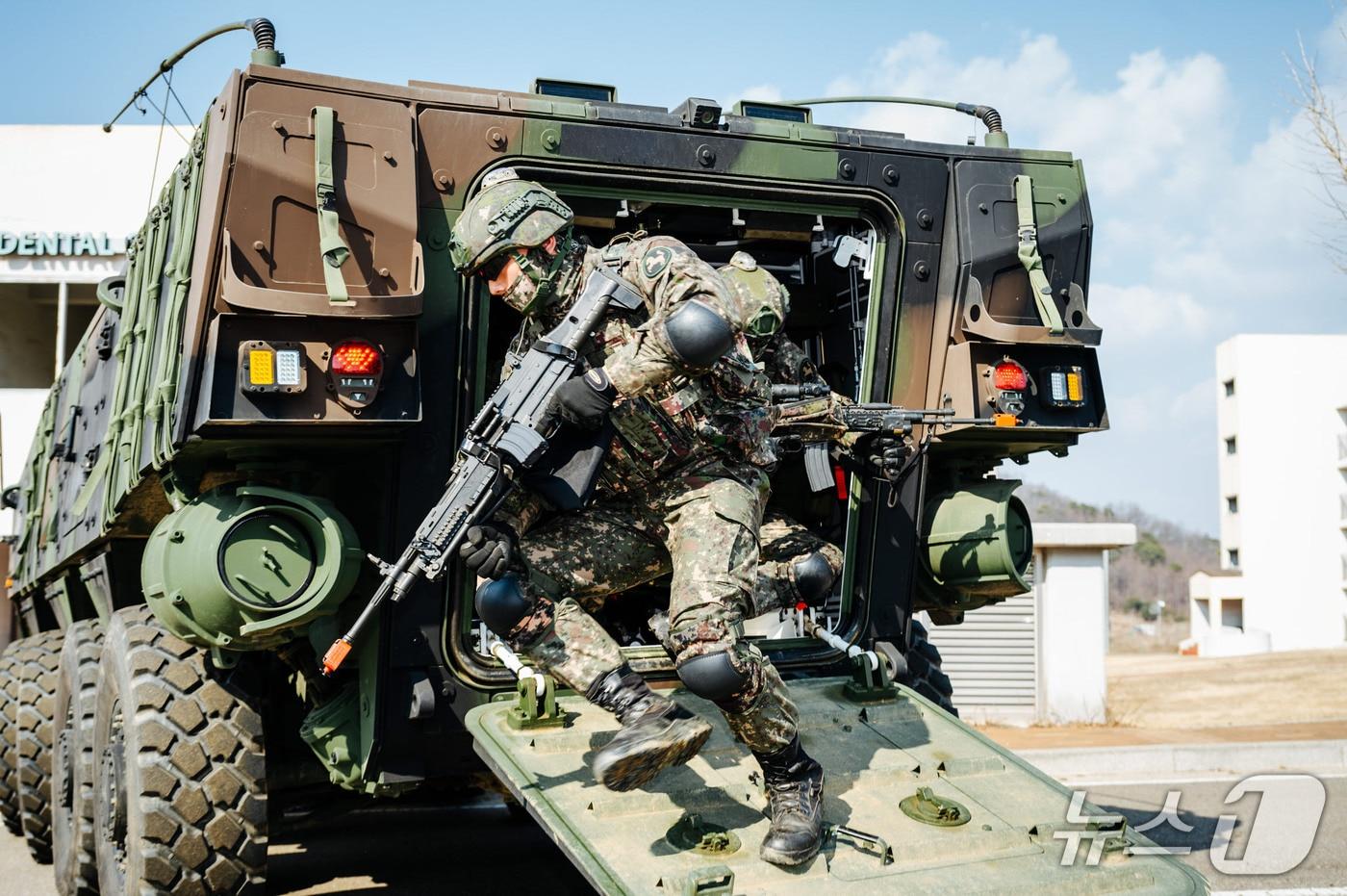 9사단 장병들이 차륜형 장갑차에서 하차해 작전지역으로 이동하고 있는 모습. &#40;육군 제9보병사단 제공, 재판매 및 DB금지&#41;