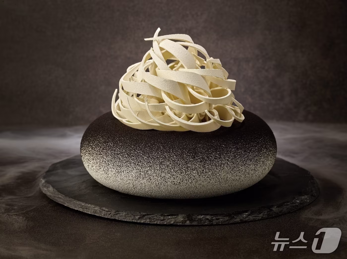 본문 이미지 - &#39;더 파이니스트 럭셔리&#39; 케이크.&#40;서울신라호텔 제공&#41;.