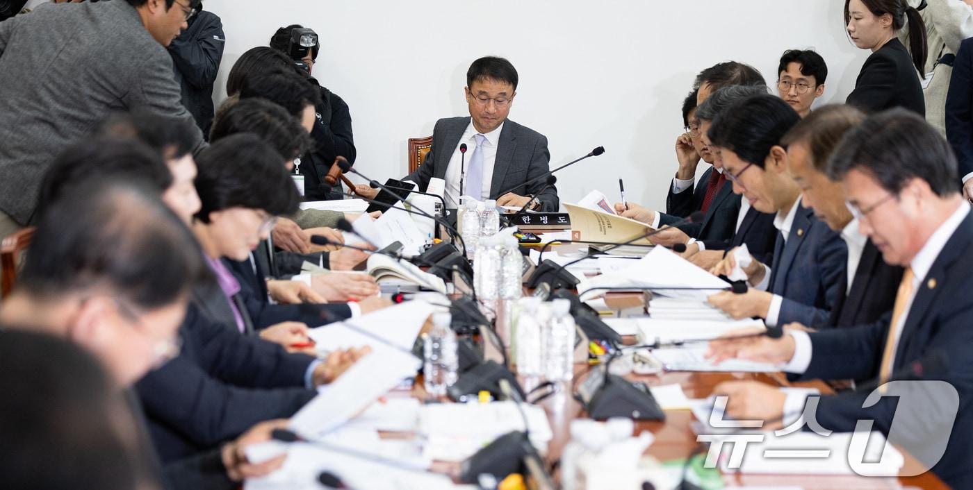 한병도 국회 예산결산특별위원장이 17일 서울 여의도 국회에서 열린 제429회 국회&#40;정기회&#41; 예산결산특별위원회 제1차 예산안등조정소위원회에서 의사봉을 두드리고 있다. 2025.11.17/뉴스1 ⓒ News1 유승관 기자