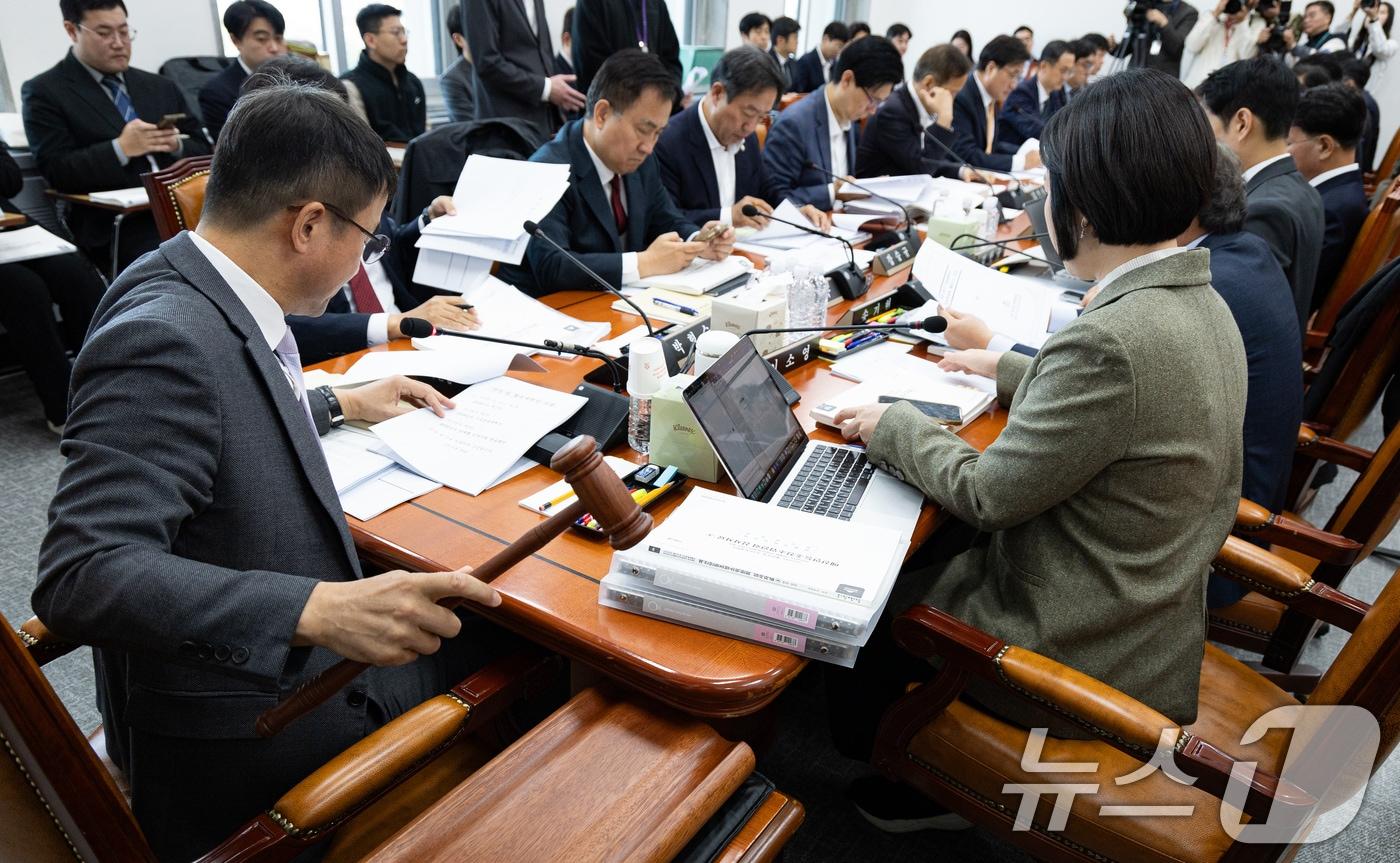 한병도 국회 예산결산특별위원장이 17일 서울 여의도 국회에서 열린 제429회 국회(정기회) 예산결산특별위원회 제1차 예산안등조정소위원회에서 의사봉을 두드리고 있다. 2025.11.17/뉴스1 ⓒ News1 유승관 기자