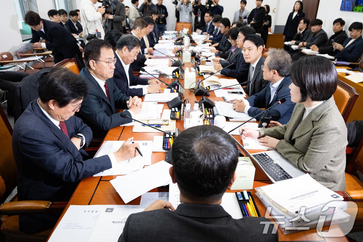 한병도 국회 예산결산특별위원장이 17일 서울 여의도 국회에서 열린 제429회 국회&#40;정기회&#41; 예산결산특별위원회 제1차 예산안등조정소위원회를 주재하고 있다. 2025.11.17/뉴스1 ⓒ News1 유승관 기자