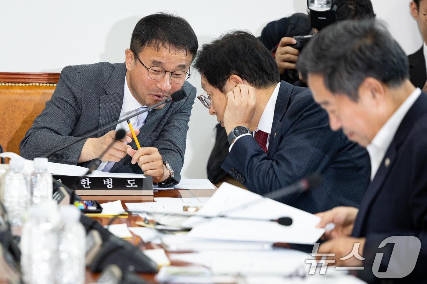 한병도 국회 예산결산특별위원장과 박형수 국민의힘 간사가 17일 서울 여의도 국회에서 열린 제429회 국회&#40;정기회&#41; 예산결산특별위원회 제1차 예산안등조정소위원회에서 대화하고 있다. 2025.11.17/뉴스1 ⓒ News1 유승관 기자