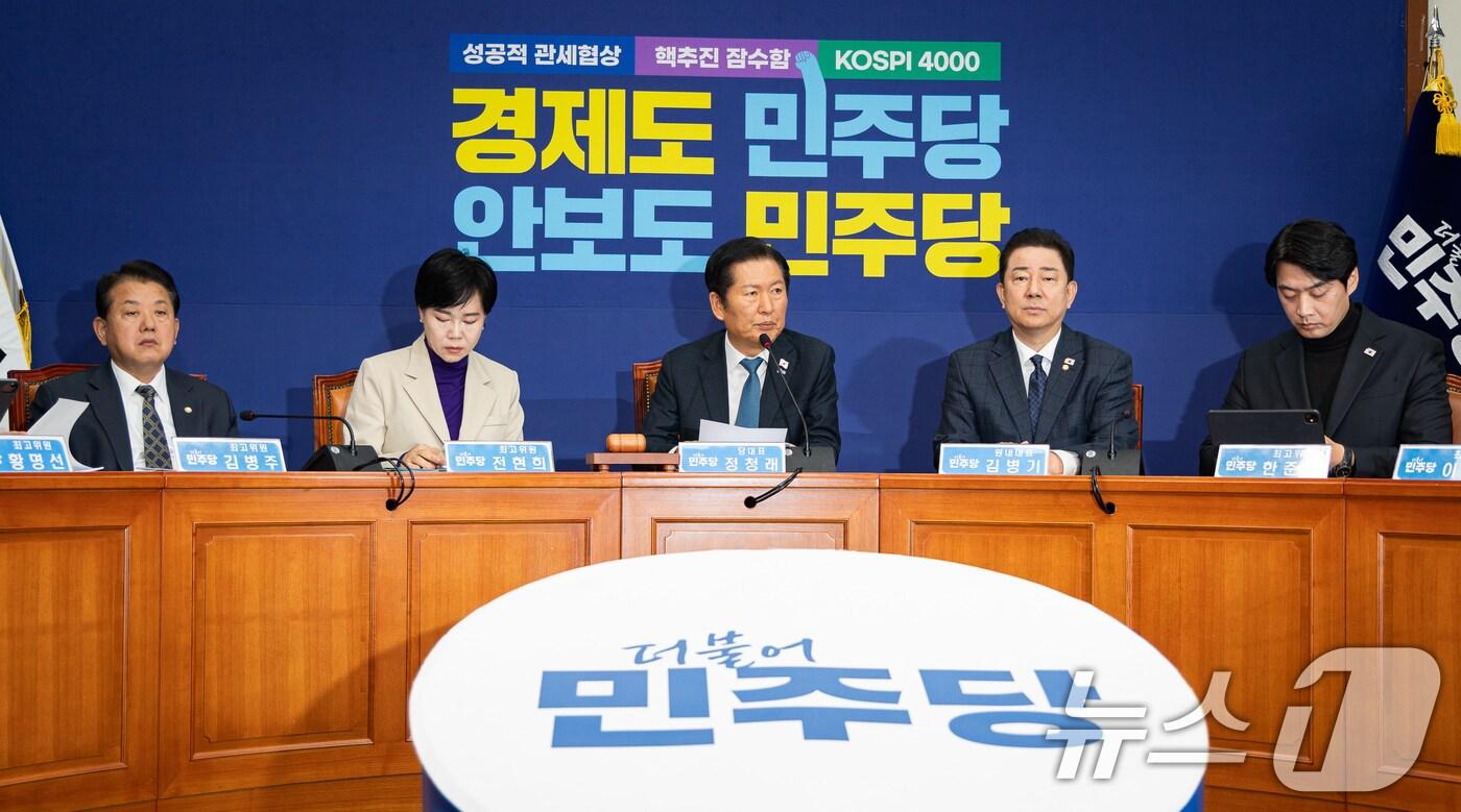 정청래 더불어민주당 대표가 17일 서울 여의도 국회에서 열린 최고위원회의에서 모두 발언을 하고 있다. 2025.11.17/뉴스1 ⓒ News1 유승관 기자