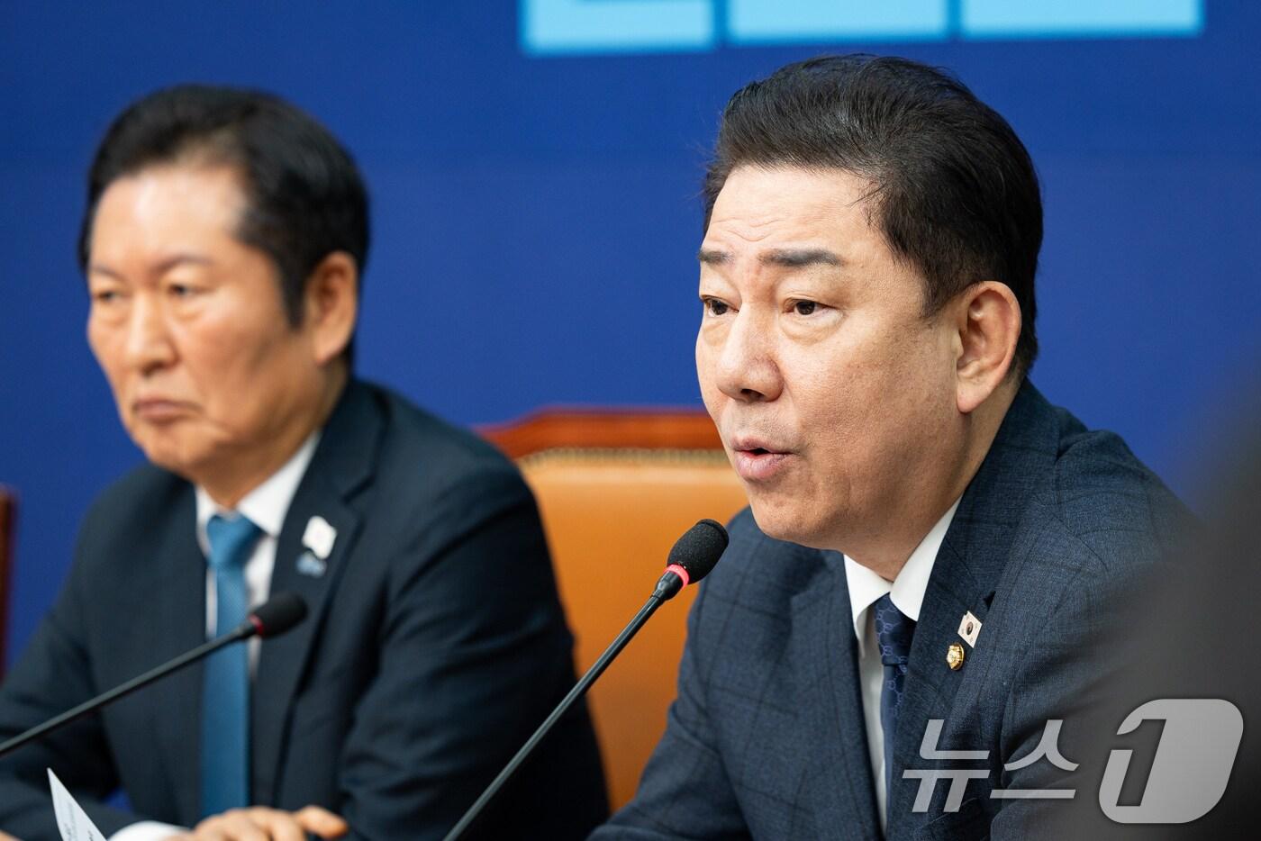 김병기 더불어민주당 원내대표가 17일 서울 여의도 국회에서 열린 최고위원회의에서 모두 발언을 하고 있다. 2025.11.17/뉴스1 ⓒ News1 유승관 기자