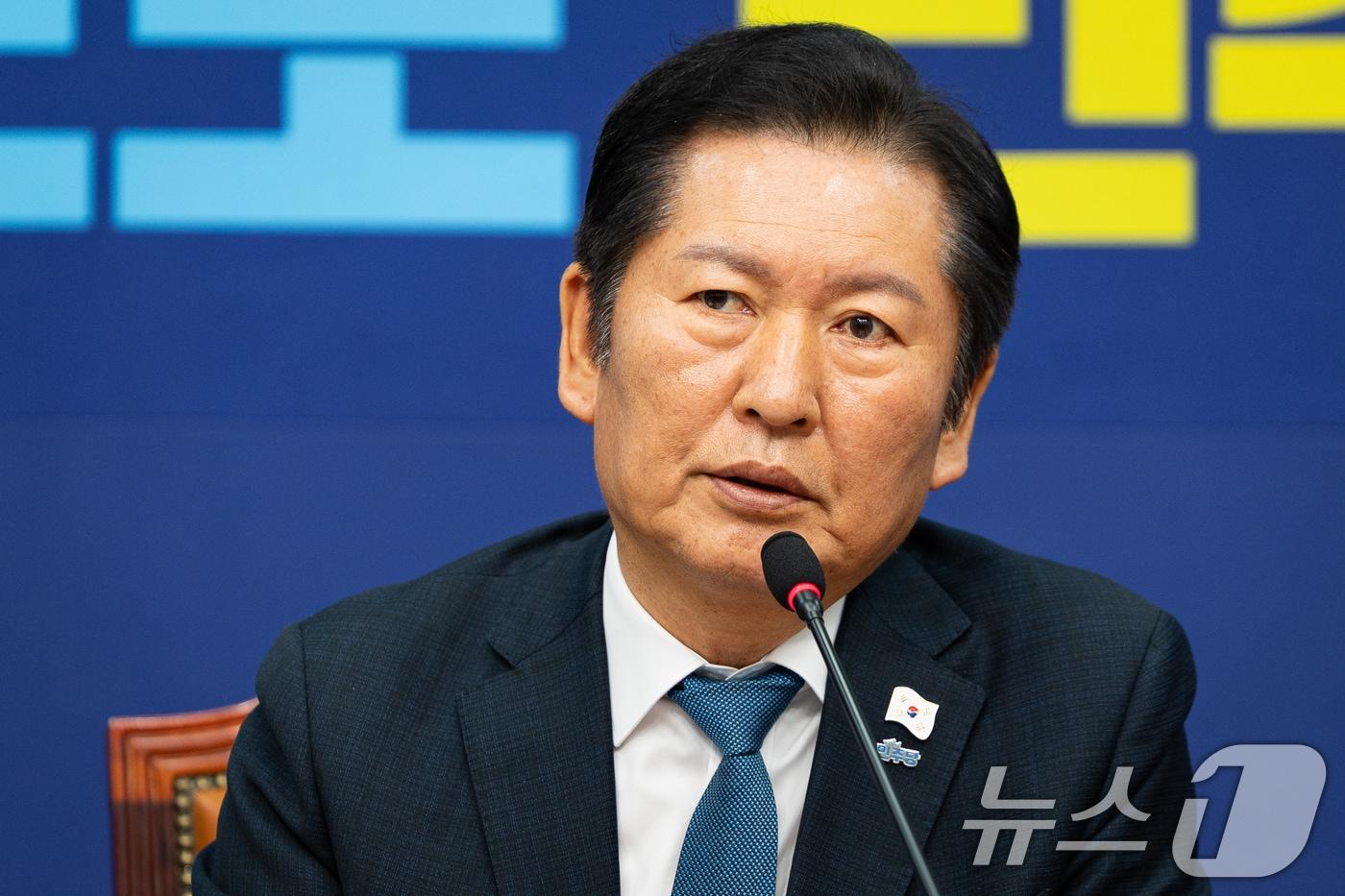 정청래 더불어민주당 대표가 17일 서울 여의도 국회에서 열린 최고위원회의에서 모두 발언을 하고 있다. 2025.11.17/뉴스1 ⓒ News1 유승관 기자