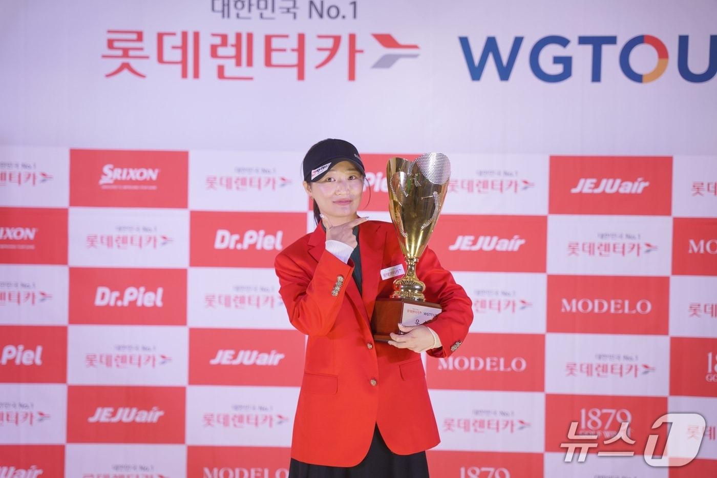 이진경이 16일 대전 골프존조이마루에서 열린 ‘2025 롯데렌터카 WGTOUR’ 7차 대회에서 정상에 오른 뒤 기념사진을 촬영하고 있다 &#40;골프존 제공&#41;