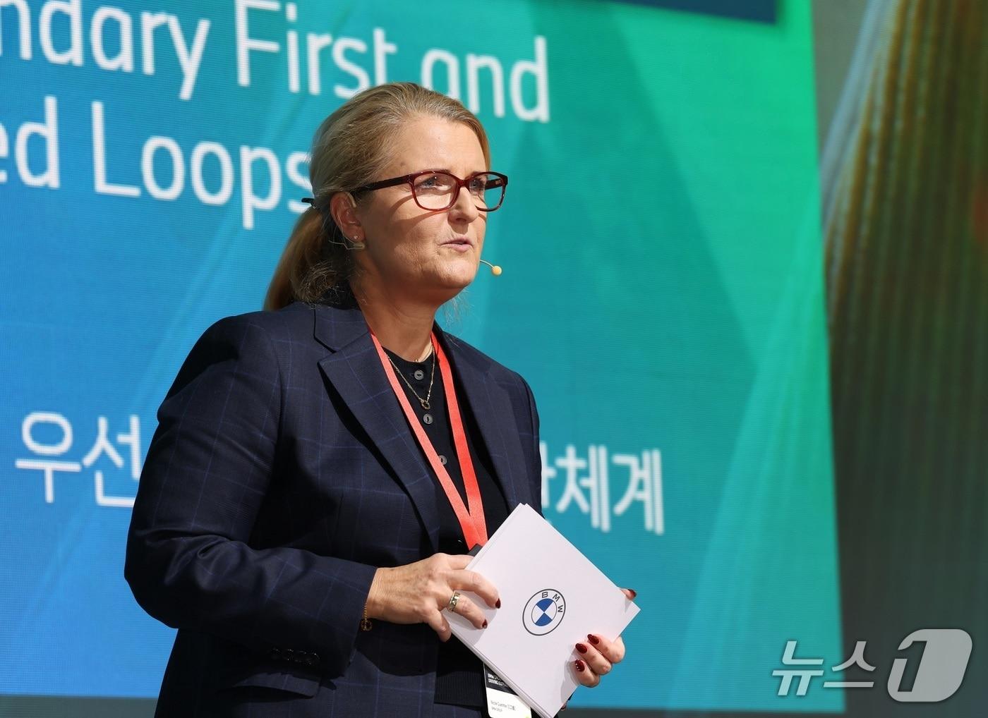 본문 이미지 - 니콜 군터 BMW 그룹 구매 및 협력 네트워크 아시아 총괄이 14일 인천 BMW 드라이빙 센터에서 열린 &#39;2025 BMW 그룹 협력사의 날&#39;에서 발표하는 모습&#40;BMW 그룹 코리아 제공&#41;. 2025.11.14.