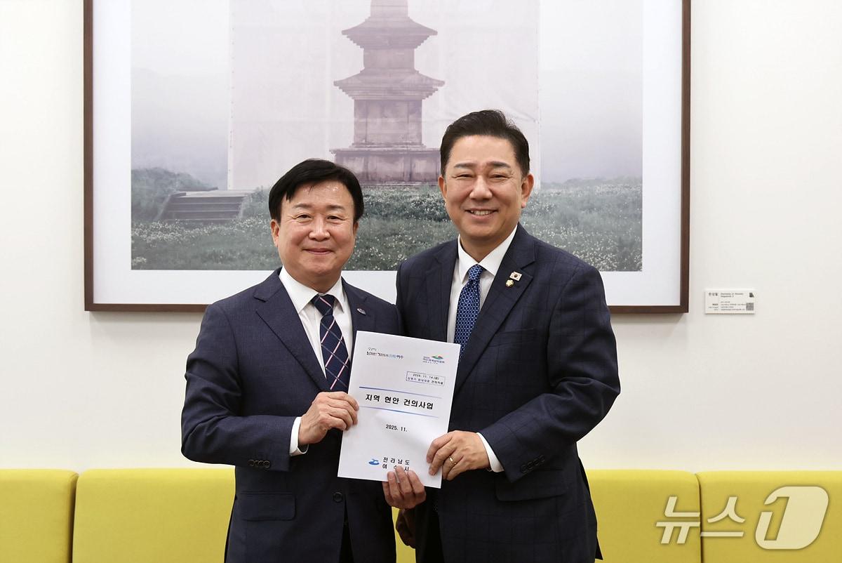 본문 이미지 - 정기명 여수시장&#40;왼쪽&#41;과 김병기 더불어민주당 원내대표. &#40;여수시 제공. 재판매 및 DB금지&#41;