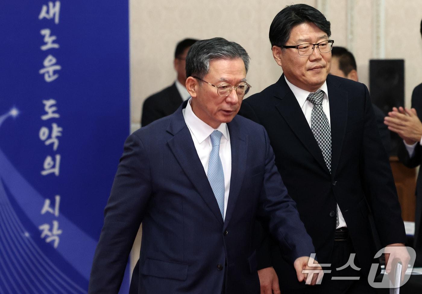 정성호 법무부 장관이 17일 경기도 과천시 정부과천청사에서 열린 2025년 전국보호기관장 회의에서 참석자들과 인사를 하고 있다. 2025.11.17/뉴스1 ⓒ News1 김명섭 기자