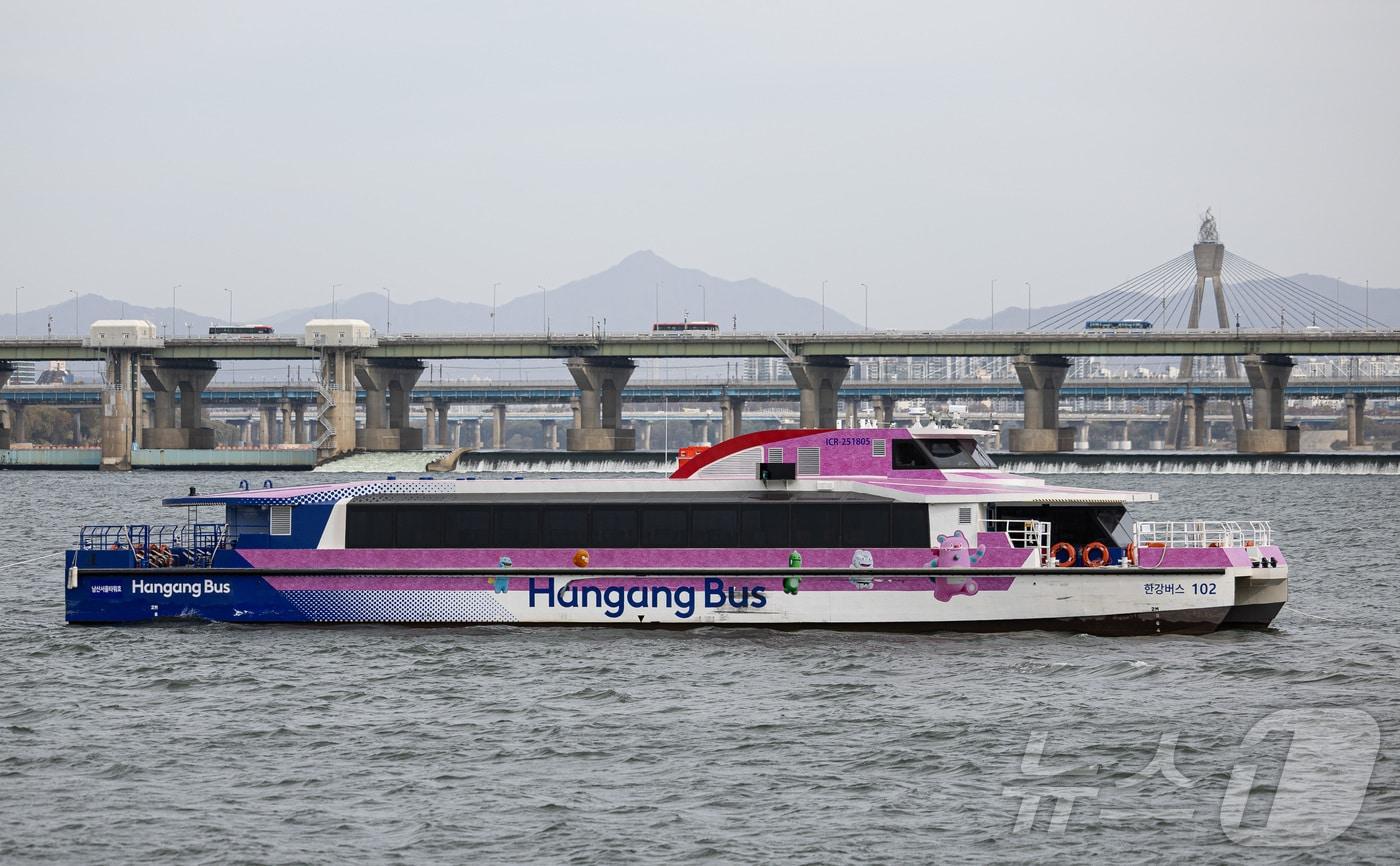 본문 이미지 - 17일 오전 서울 송파구 잠실선착장 인근에 한강버스  2025.11.17/뉴스1 ⓒ News1 이재명 기자