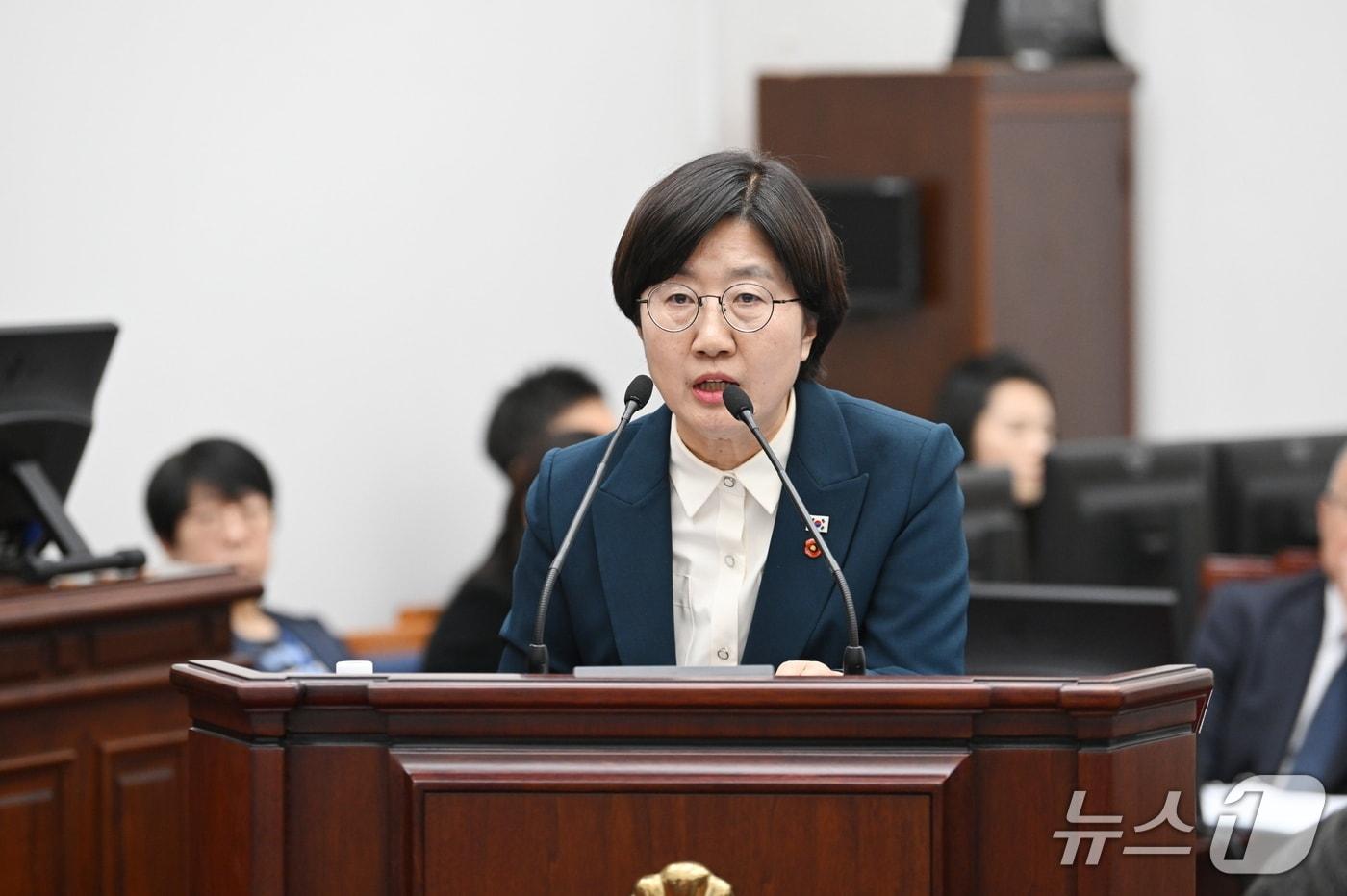 고의숙 제주도의회 교육의원이 17일 김광수 교육감을 상대로 교육행정질문을 하고 있다.(제주도의회 제공. 재판매 및 DB 금지)/뉴스1 