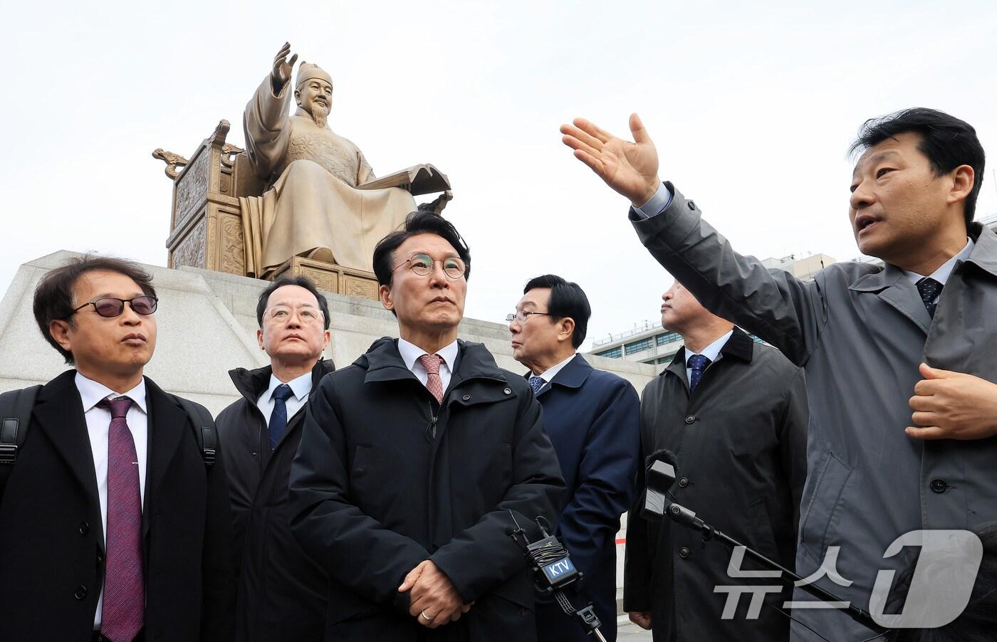 김민석 국무총리가 17일 서울 종로구 광화문광장 세종대왕상 앞에서 감사의정원에 대해 시민단체 관계자의 설명을 듣고 있다. 감사의 정원은 한국전쟁 참전 22개국에 감사를 표하는 공간으로 참전국의 석재로 만든 총기모양의 조형물 23개가 세워질 예정이다. 2025.11.17/뉴스1 ⓒ News1 이호윤 기자