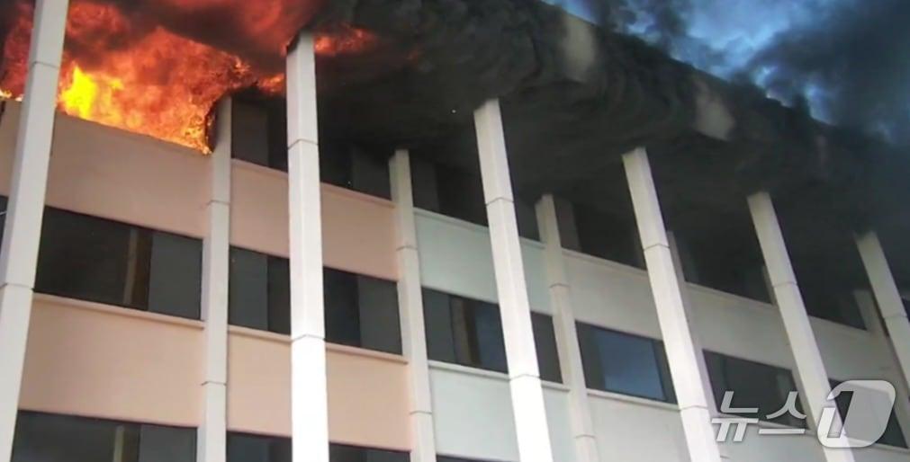 본문 이미지 - 전주대학교 예술관 4층 교수연구실에서 불이 났다.(전북 소방 제공. 재판매 및 DB 금지)