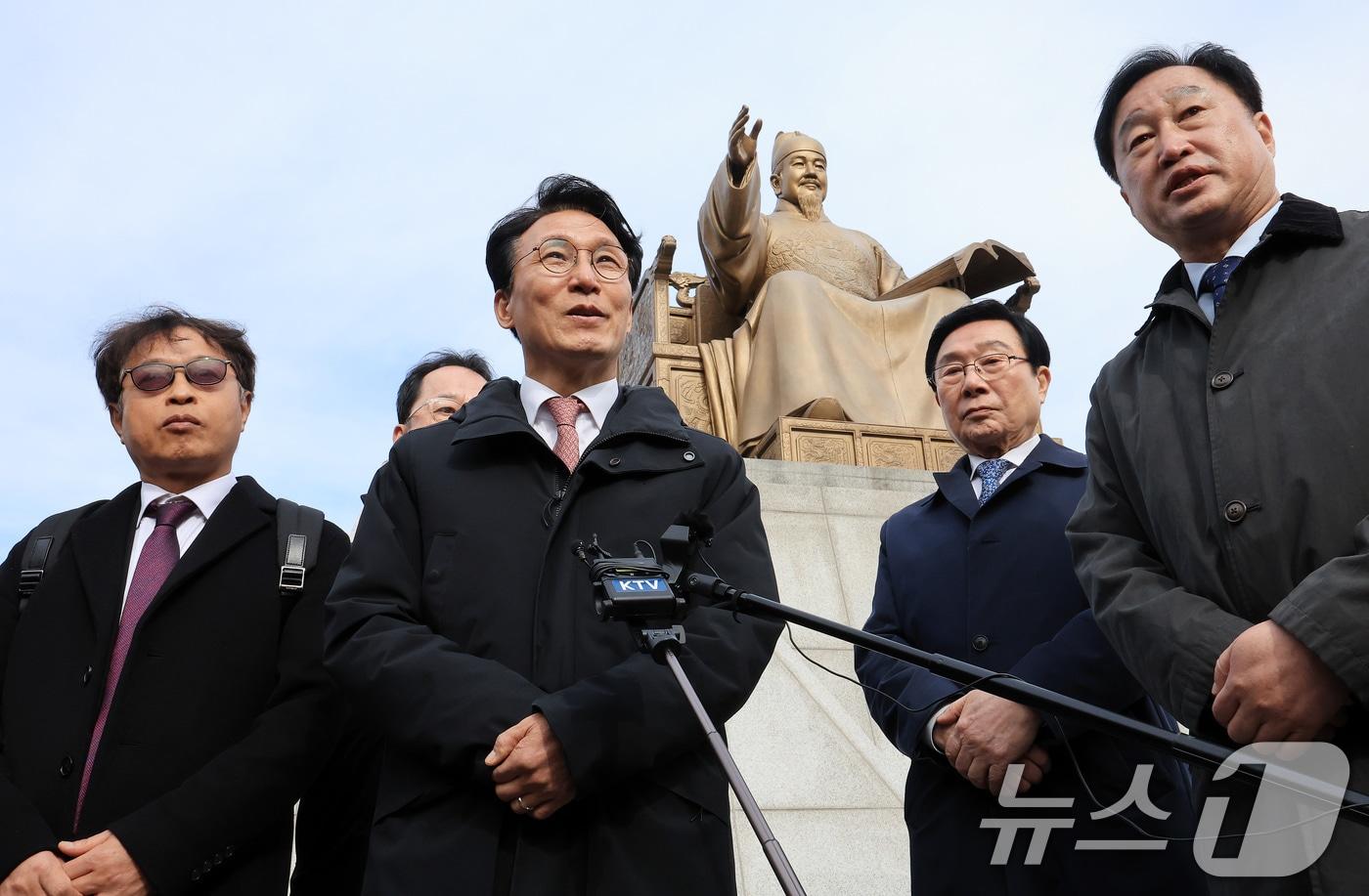 김민석 국무총리가 17일 서울 종로구 광화문광장 세종대왕상 앞에서 감사의 정원 공사현장 방문을 마치고 발언하고 있다. 한국전쟁 참전 22개국에 감사를 표하는 공간으로 참전국의 석재로 만든 총기모양의 조형물 23개가 세워질 예정이다. 2025.11.17/뉴스1 ⓒ News1 이호윤 기자