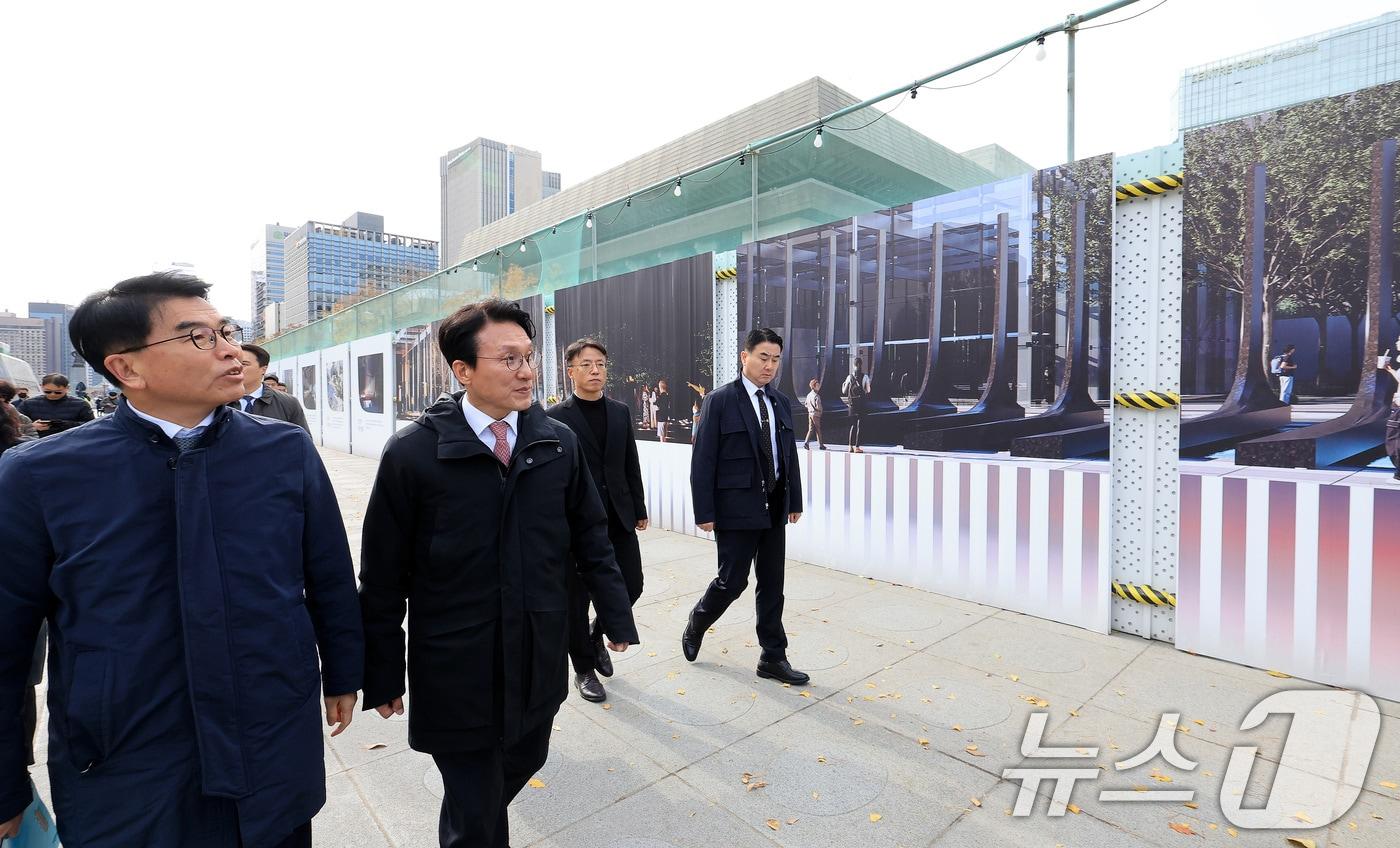 김민석 국무총리가 17일 서울 종로구 광화문광장에 설치되는 감사의 정원 공사현장을 방문하고 있다. 감사의 정원은 한국전쟁 참전 22개국에 감사를 표하는 공간으로 참전국의 석재로 만든 총기모양의 조형물 23개가 세워질 예정이다. 2025.11.17/뉴스1 ⓒ News1 이호윤 기자