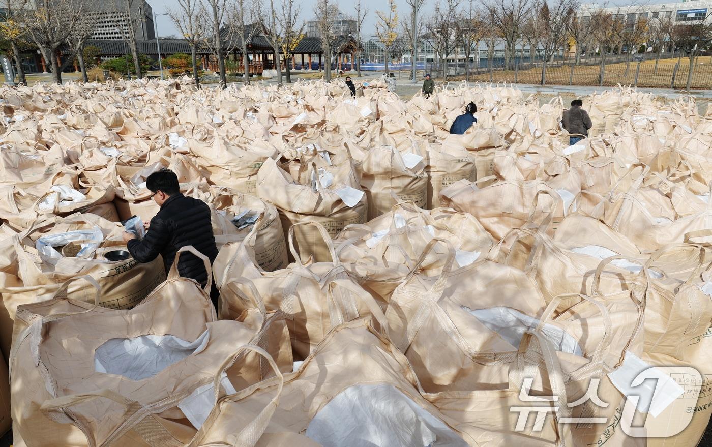 17일 경기 평택시 오성면 평택시농업기술센터에서 2025년산 공공비축미 수매가 진행되고 있다. 2025.11.17/뉴스1 ⓒ News1 김영운 기자