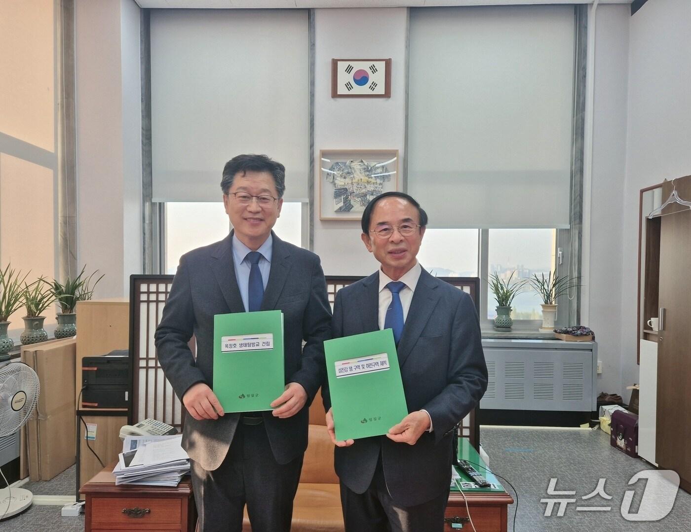 본문 이미지 - 심민 전북 임실군수&#40;오른쪽&#41;가 안호영 국회 기후에너지환경노동위원장을 만나고 있다.&#40;임실군제공. 재판매 및 DB금지&#41;2025.11.17/뉴스1