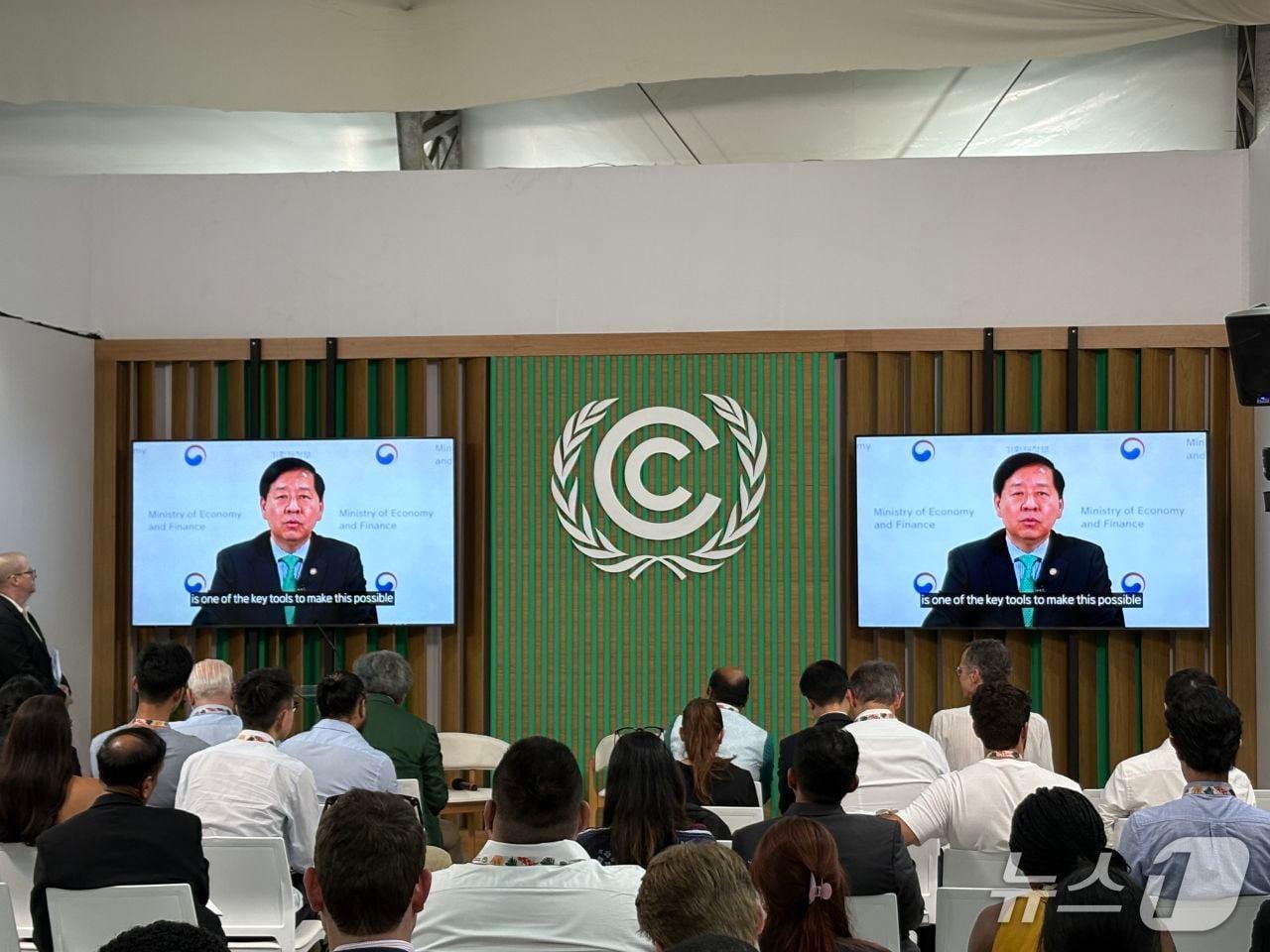 본문 이미지 - 기획재정부는 13일 브라질 벨렝에서 열린 제30차 유엔기후변화협약 당사국총회&#40;COP30&#41;에서 글로벌 자발적 탄소시장&#40;GVCM&#41; 홍보행사를 개최했다. 사진은 구윤철 부총리 겸 기재부 장관이 영상 축사를 하고 있는 모습. &#40;기재부 제공&#41;