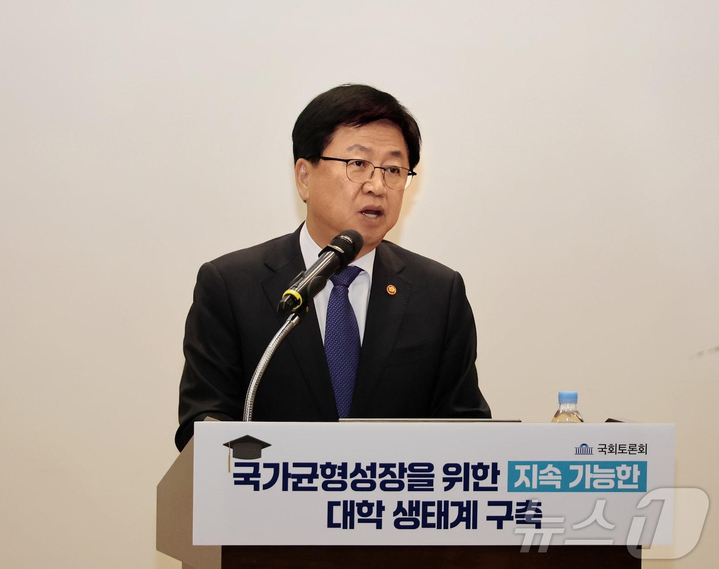 본문 이미지 - 최교진 교육부 장관이 17일 오전 서울 여의도 국회의원회관 2층 대회의실에서 열린 &#39;국가균형성장을 위한 지속 가능한 대학 생태계 구축&#39; 국회토론회에 참석했다. 사진은 토론회 시작 전 환영사하는 최교진 교육부 장관의 모습. &#40;교육부 제공. 재판매 및 DB 금지&#41; 2025.11.17/뉴스1