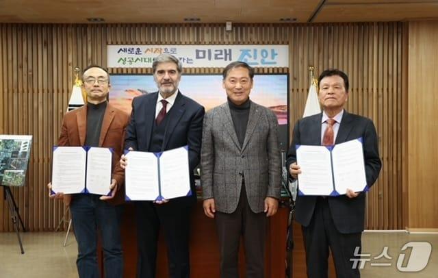 본문 이미지 - 전북 진안군 홍삼제조 업체인 한국고려홍삼조합&#40;주&#41;이 홍삼 건강기능식품 수출 계약을 완료했다.&#40;진안군제공. 재판매 및 DB제공&#41;2025.11.17/뉴스1