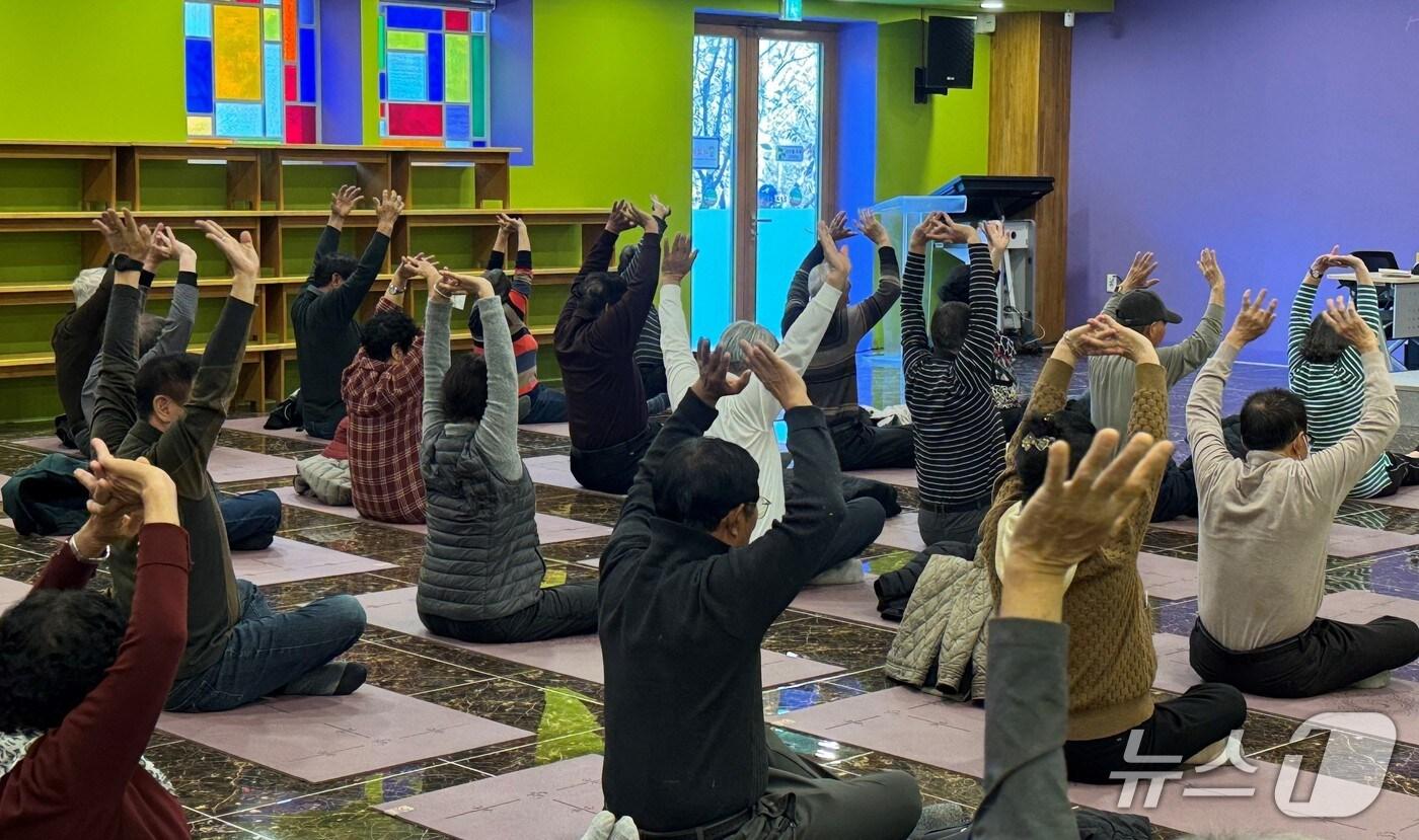 본문 이미지 - 17일 국립산림치유원에서 광업 전직 근로자와 폐광지역 주민이 산림치유프로그램에 참여하고 있다. (산림청 한국산림복지진흥원 제공.재판매 및 DB금지)/뉴스1