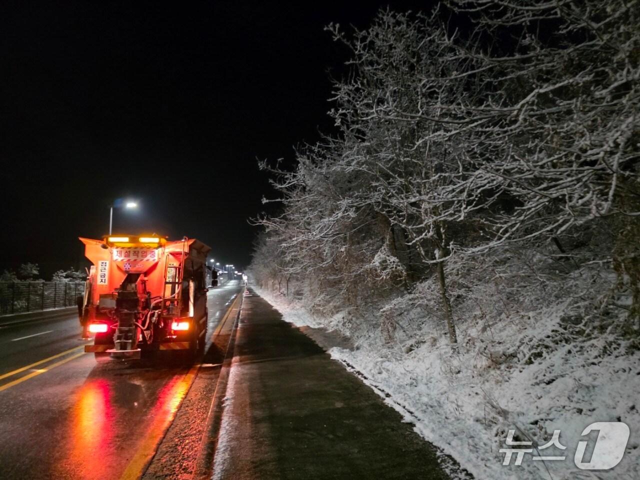 본문 이미지 - 지난해 겨울 주요 도로 제설작업을 실시하는 모습.(유성구 제공. 재판매 및 DB금지)/뉴스1