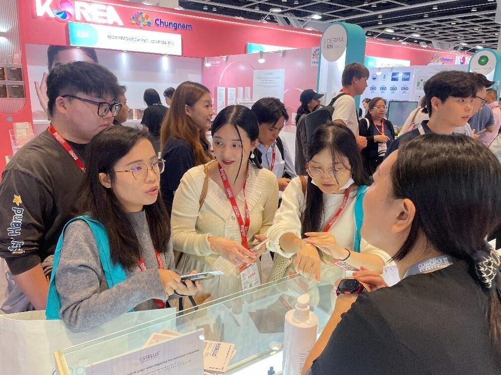본문 이미지 -  &#39;2025 홍콩 코스모프로프&#39;에 참석한 해외 바이어들이 충남관을 찾아 제품 문의를 하고 있다.&#40;충남도 제공. 재판매 및 DB금지&#41;/뉴스1