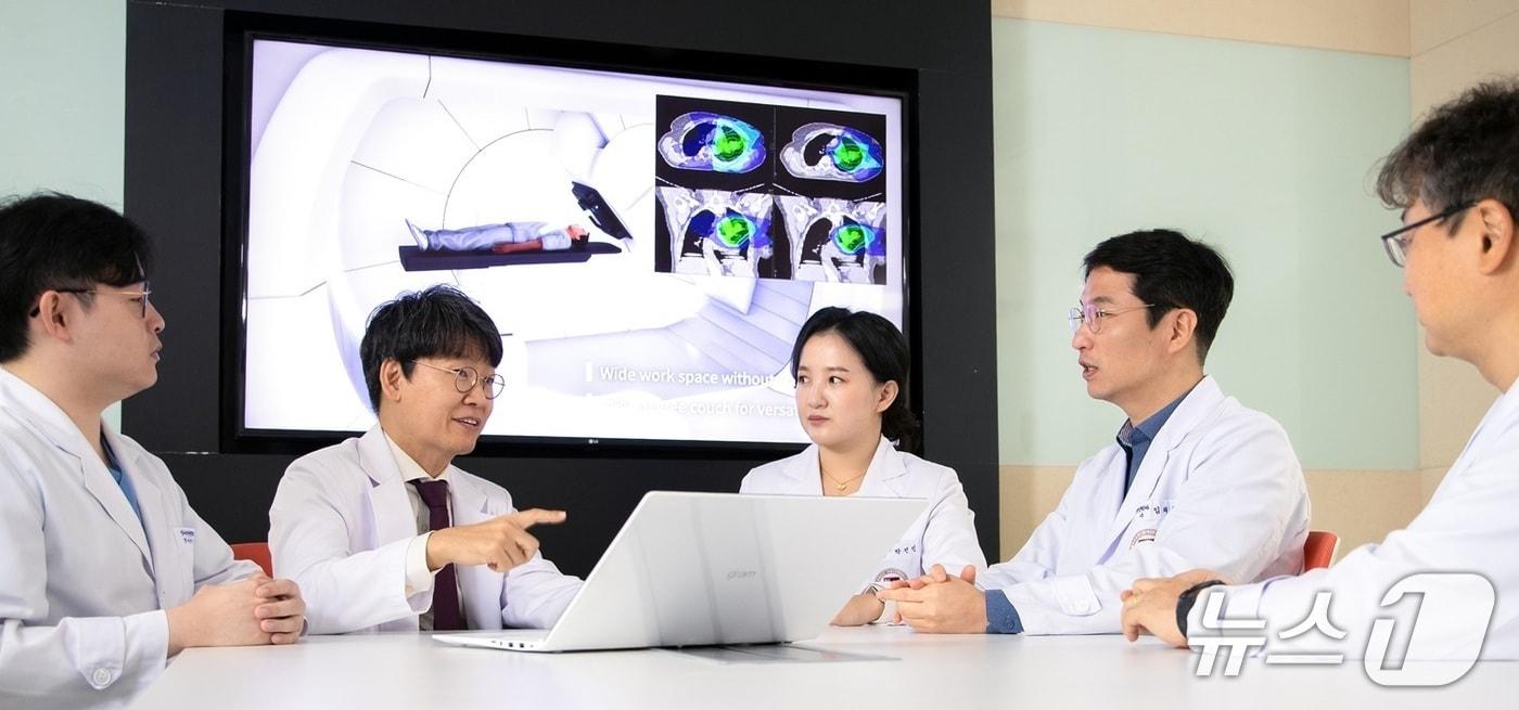 고대의료원이 산하 병원 및 동탄 제4병원에 양성자치료 시스템을 도입하며 차세대 정밀 암 치료 혁신을 본격화한다. 고대의료원 의료진이 차세대 양성자 가속기 도입을 통한 지속 성장형 입자 치료시스템 구축 관련 회의를 진행하고 있다.&#40;고대의료원 제공&#41; 2025.11.17/뉴스1