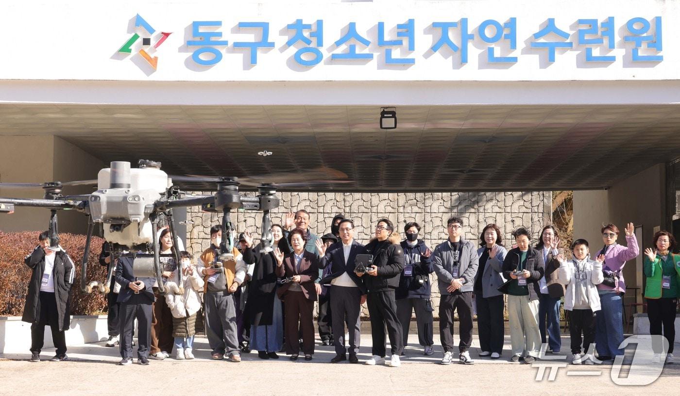 본문 이미지 - 박희조 동구청장이 주민들과 드론 체험프로그램에 참여하고 있다.(동구 제공. 재판매 및 DB금지)/뉴스1