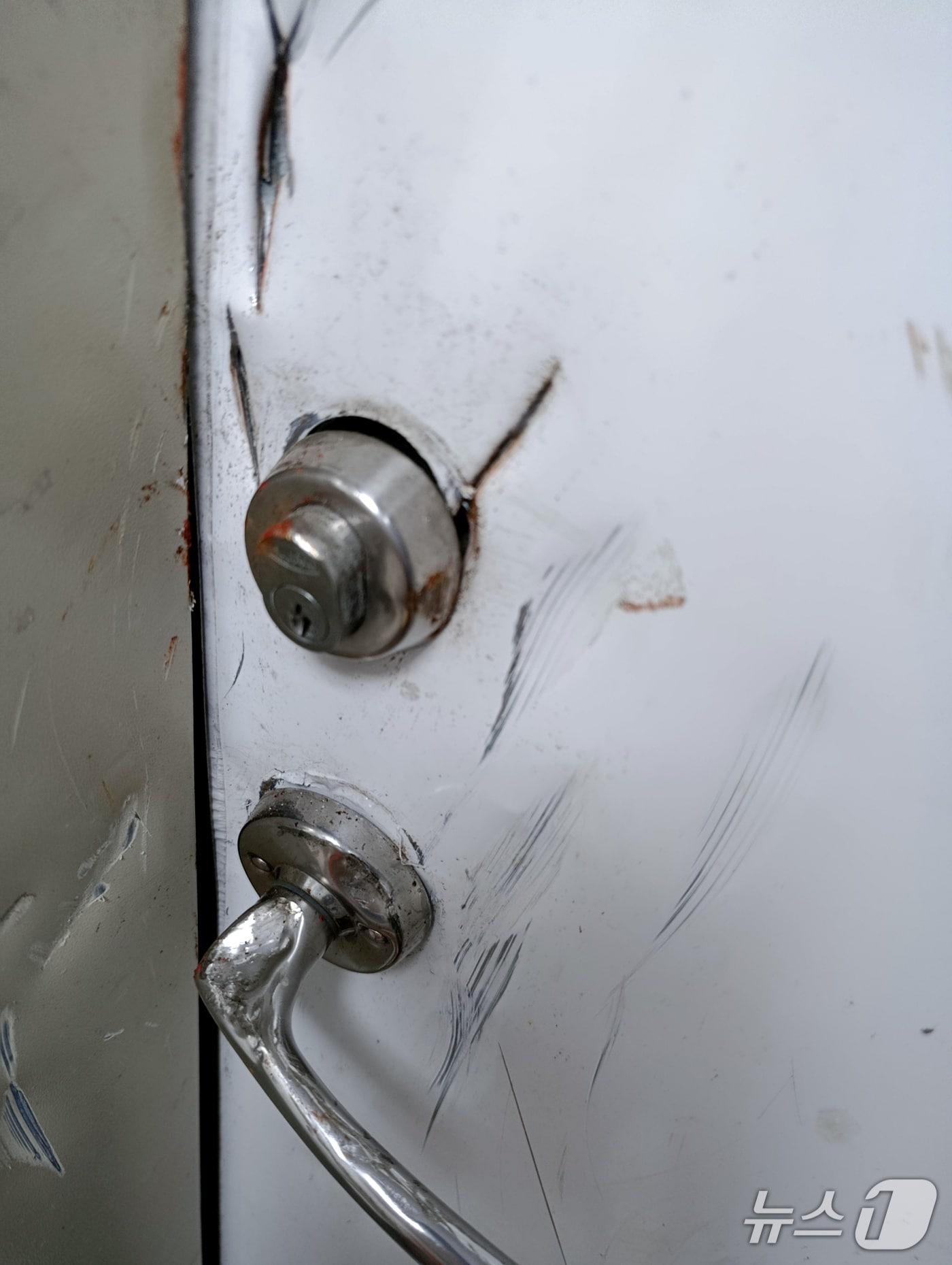 본문 이미지 - 지난 9일 부산 감천항에 정박된 화물선에서베트남인 선원들 난동 사건 현장.(부산해경 제공. 재판매 및 DB 금지)