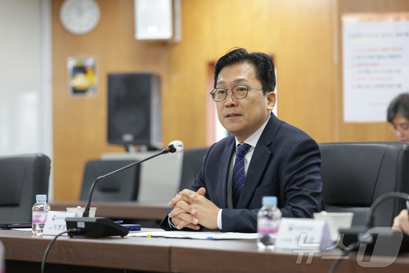 이병권 중소벤처기업부 제2차관이 17일 서울 영등포구 소상공인연합회를 방문해 소상공인연합회 관계자들과 소상공인 정책 현안을 논의하고 있다. &#40;중소벤처기업부 제공. 재판매 및 DB 금지&#41; 2025.11.17/뉴스1