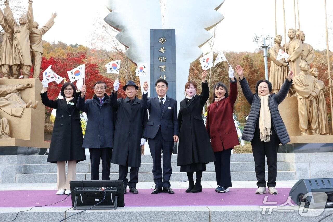 본문 이미지 - 계룡시는 17일 신도안면 광복단결사대 기념탑에서 ‘제86회 순국선열의 날 추념식’을 개최했다. (계룡시 제공.재판매 및 DB금지)/뉴스1
