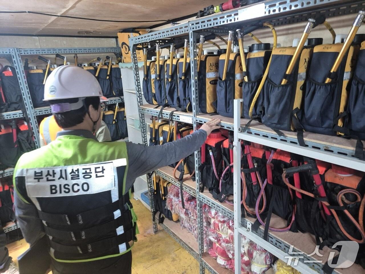 본문 이미지 - 부산시설공단은 이달 말까지 중앙공원, 부산어린이대공원, 금강공원, 태종대유원지 등 4개 주요 공원·유원지를 대상으로 산불방지 대비태세 현장점검 추진하는 가운데 부산시설공단 관계자가 산불 장비 등을 점검하고 있다. (부산시설공단 제공. 재판매 및 DB 금지)