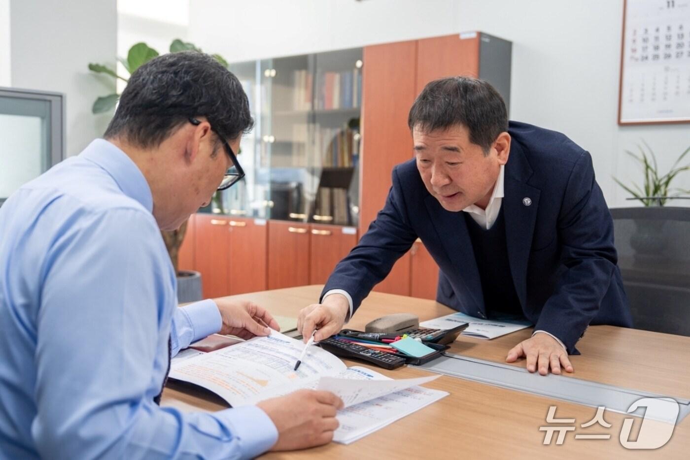 이재영 충북 증평군수가 17일 행정안전부를 찾아 하종목 지방재정국장에게 79억 6000만 원 규모의 특별교부세 지원과 보통교부세 확대 지원을 요청했다.&#40;증평군 제공, 재판매 및 DB금지&#41;/뉴스1