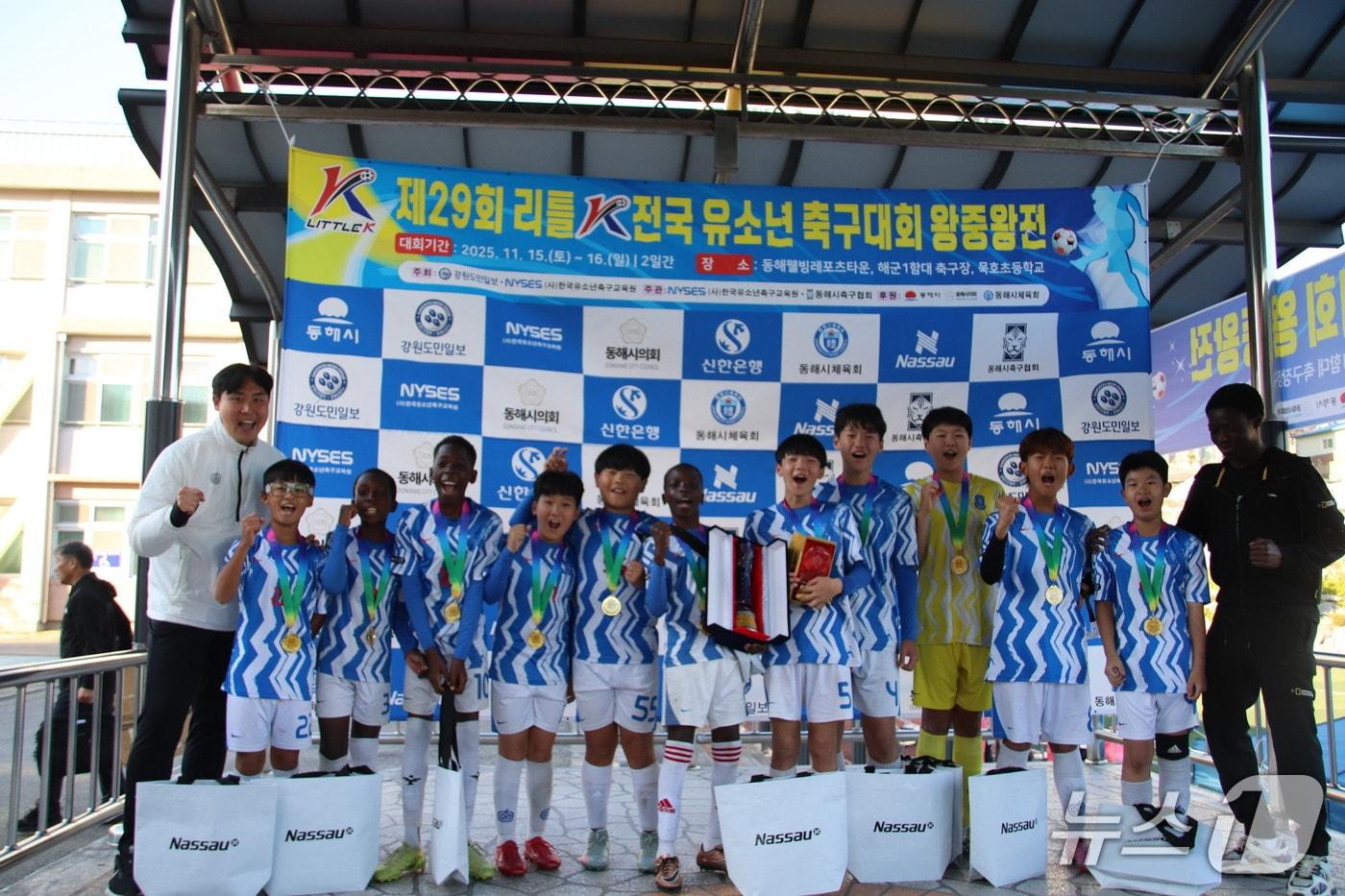 제29회 리틀K 전국 유소년축구대회 왕중왕전 우승팀 &#39;동두천FC 선수단&#39; &#40;사진=동두천시민&#41;