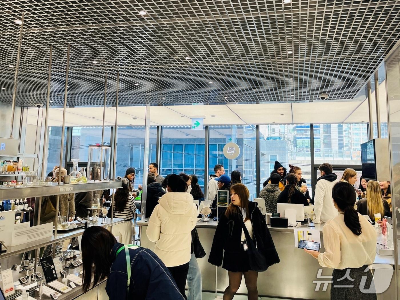 본문 이미지 - 17일 올리브영N성수 매장 3층에서 외국인 관광객들이 피부 진단 서비스를 예약하기 위해 줄을 서고 있다. / 뉴스1 박혜연 기자 ⓒ 뉴스1