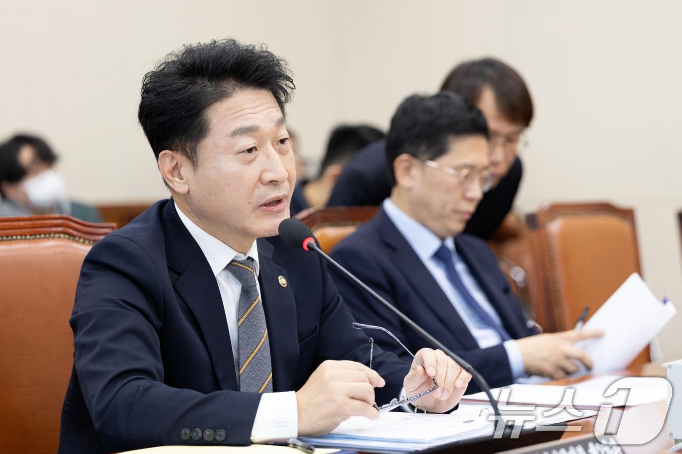 이호현 기후에너지환경부 2차관이 17일 서울 여의도 국회에서 열린 제429회국회&#40;정기회&#41; 기후위기특별위원회 제7차 전체회의에 출석해 의원 질의에 답변하고 있다. 2025.11.17/뉴스1 ⓒ News1 이승배 기자