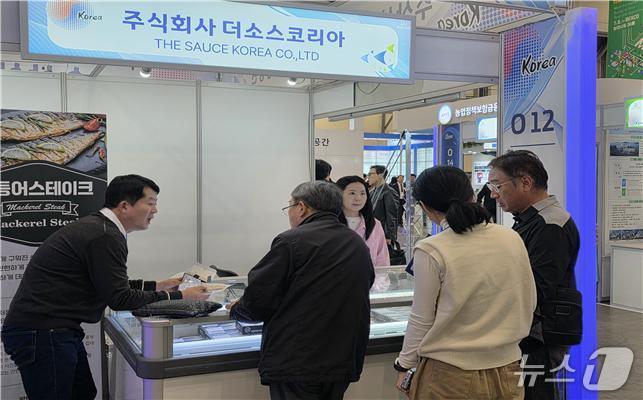 본문 이미지 - 2025 부산국제수산엑스포&#40;BEXCO&#41;에서 바이어와 소비자들이 더소스코리아 간편식 제품에 관심을 보이고 있다.&#40;더소스코리아 제공&#41;