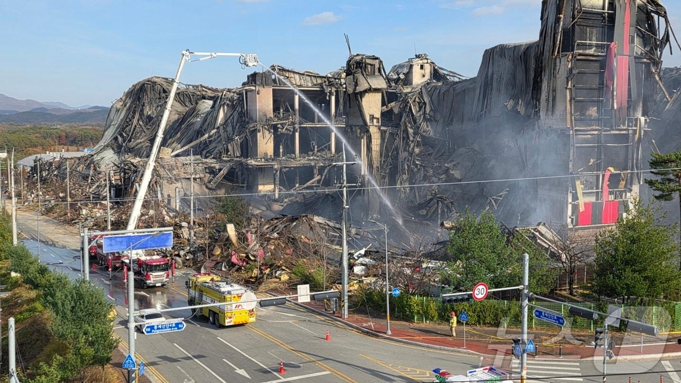 이랜드패션 물류센터 화재 사흘 째인 17일 충남 천안 동남구 화재현장에서 소방당국이 굴절 사다리차를 이용해 잔불 진화를 하고 있다. 2025.11.17/뉴스1 ⓒ News1 이시우 기자