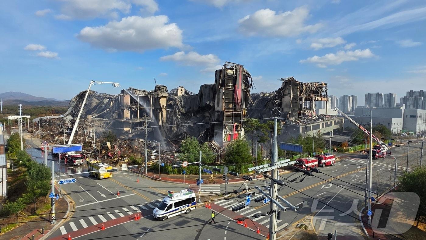 이랜드패션 물류센터 화재 사흘 째인 17일 충남 천안 동남구 화재현장에서 소방당국이 굴절·고가 사다리차를 이용해 잔불 진화를 하고 있다. 2025.11.17/뉴스1 ⓒ News1 이시우 기자