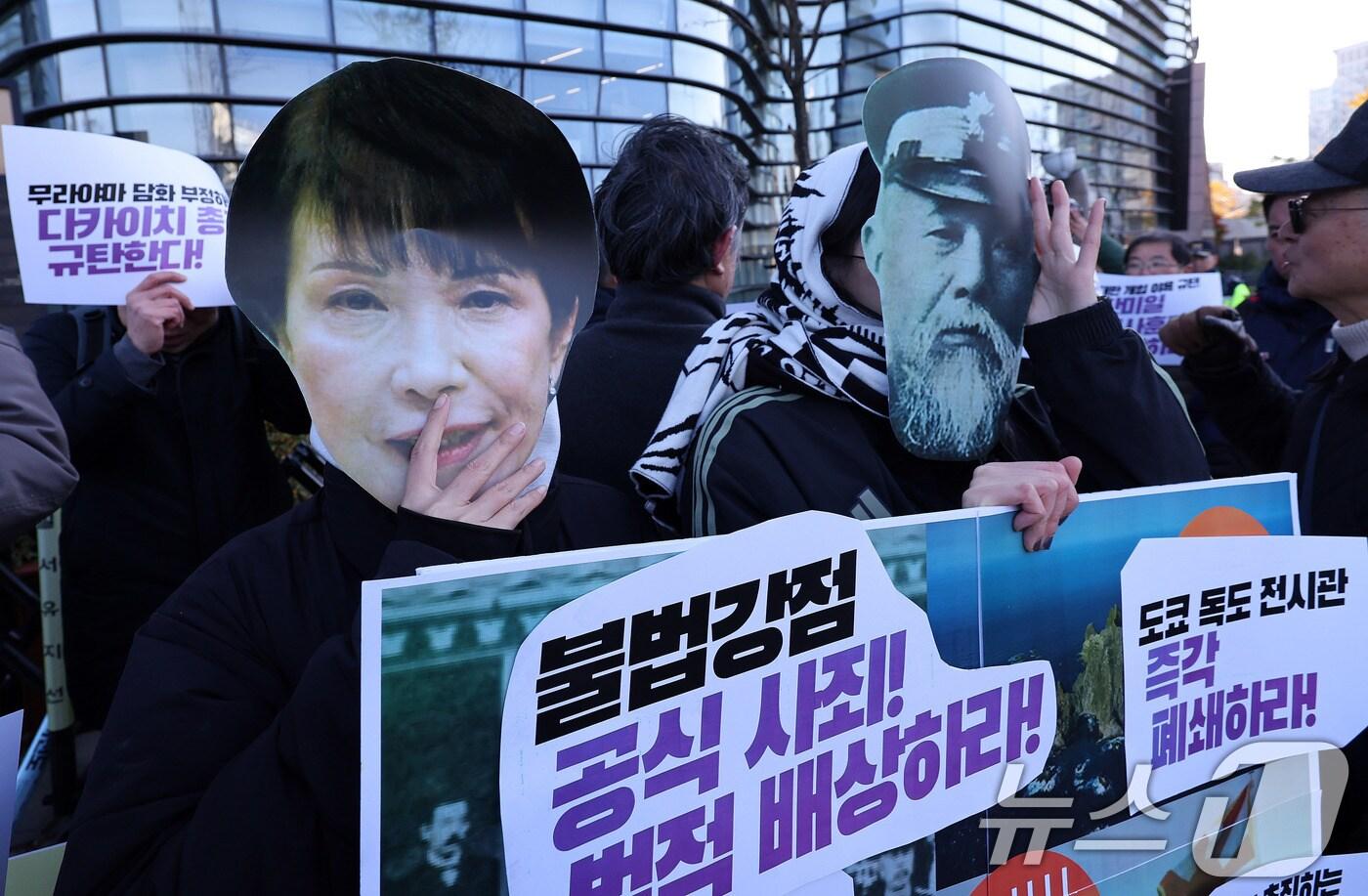 17일 서울 종로구 일본대사관 앞에서 열린 ‘을사늑약 120년, 역사정의·평화·올바른 한일관계 구축을 위한 각계 기자회견’에서 다카이치 총리 가면을 쓴 참가자가 규탄 퍼포먼스를 펼치고 있다. 2025.11.17/뉴스1 ⓒ News1 박지혜 기자