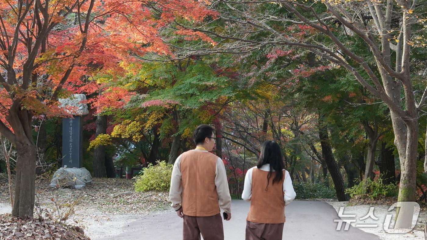 &#39;나는 절로, 수덕사&#39; 40대 특집 최종 매칭된 커플이 아침 산책 데이트를 즐기는 모습