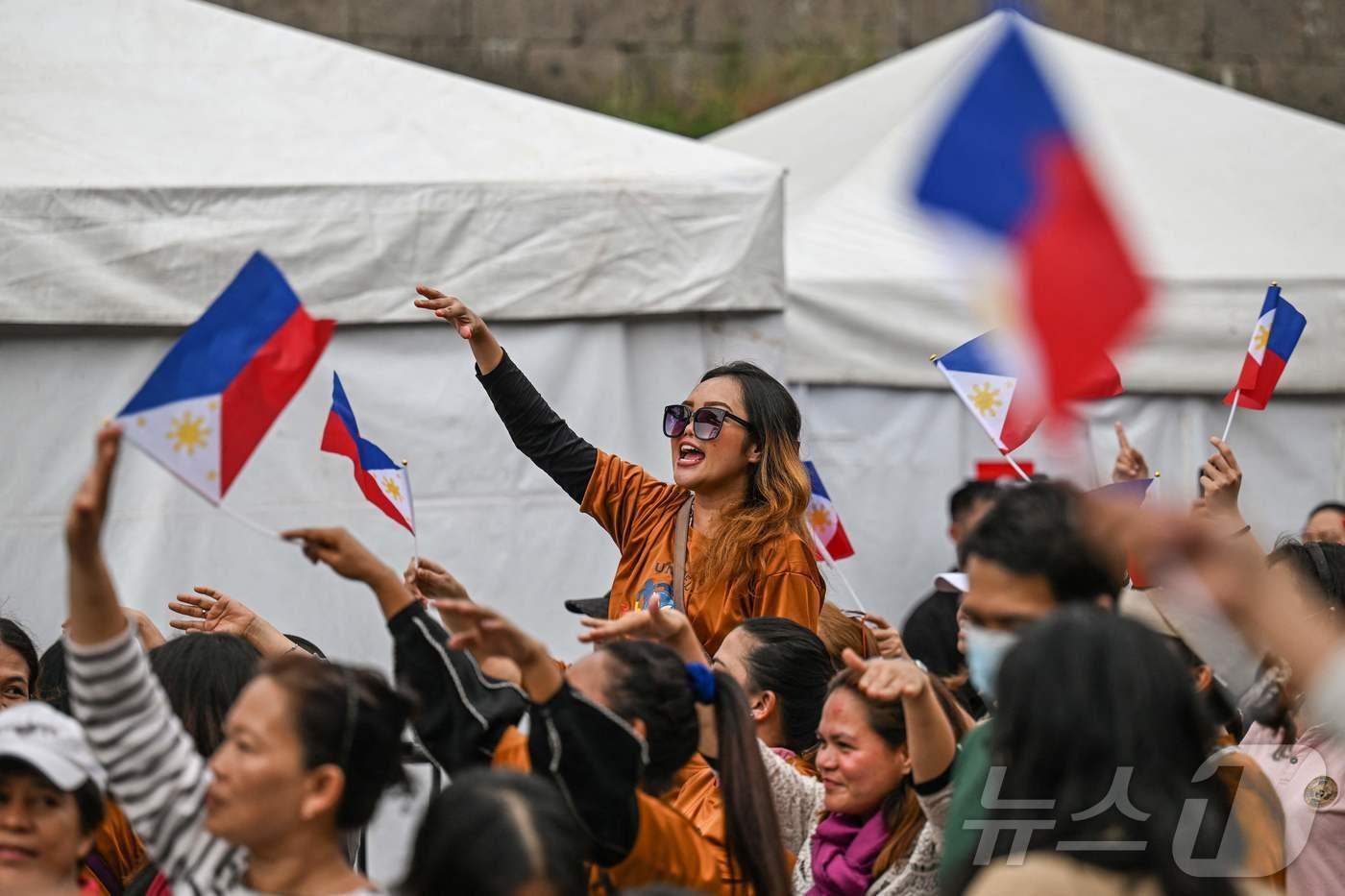 16일&#40;현지시간&#41; 마닐라 수도권 케손 시티에서 열린 부패 방지 집회에서 시위대가 깃발을 흔들고 구호를 외치고 있다. 2025.11.16. ⓒ AFP=뉴스1 ⓒ News1 이정환 기자
