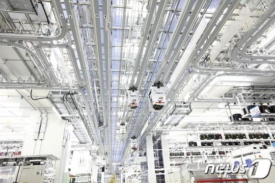 본문 이미지 - 삼성전자 평택캠퍼스 생산라인 전경&#40;삼성전자 제공&#41;