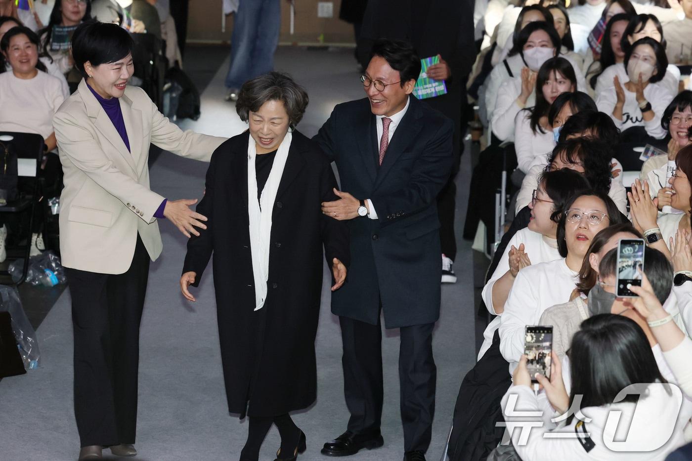 김민석 국무총리&#40;오른쪽&#41;와 신경림 대한간호협회장&#40;가운데&#41;, 전현희 더불어민주당 최고위원이 17일 오후 서울 중구 장충체육관에서 열린 2025간호정책 선포식에 참석하고 있다. 2025.11.17/뉴스1 ⓒ News1 이광호 기자
