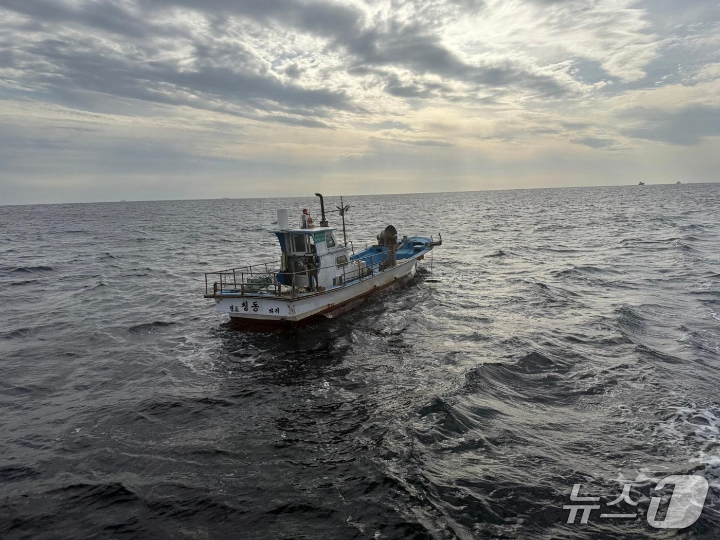 본문 이미지 - 17일 오후 1시 45분쯤 부산 수영만 인근 해상에서 발견된 80대 선장의 선박.(부산해경 제공. 재판매 및 DB 금지)
