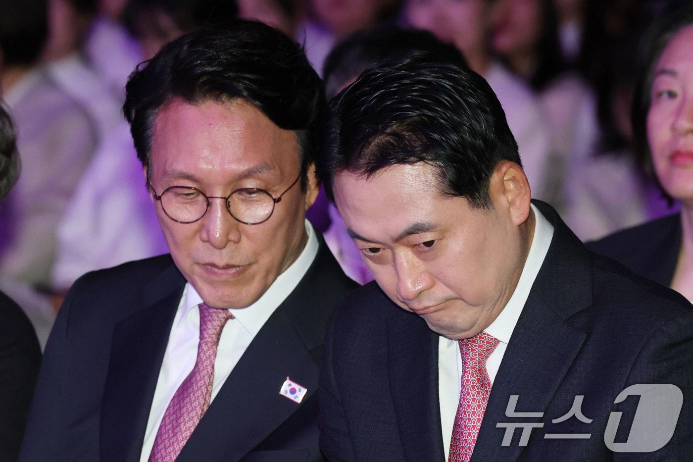 본문 이미지 - 당시 국무총리(왼쪽)였던 김민석 더불어민주당 대표가 장동혁 국민의힘 대표가 2025년 11월 오후 서울 중구 장충체육관에서 열린 2025간호정책 선포식에서 만난 모습 2025.11.17 ⓒ 뉴스1 이광호 기자
