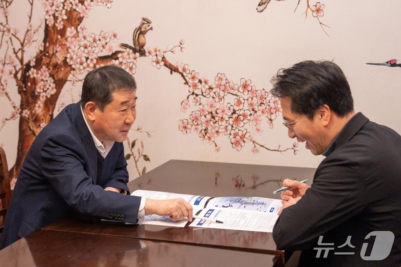 이재영 충북 증평군수가 17일 이호 한국교통연구원 철도교통연구본부장을 만나 지역 철도 현안 사업의 5차 국가철도망 구축계획 반영을 건의했다.&#40;증평군 제공, 재판매 및 DB금지&#41;/뉴스1