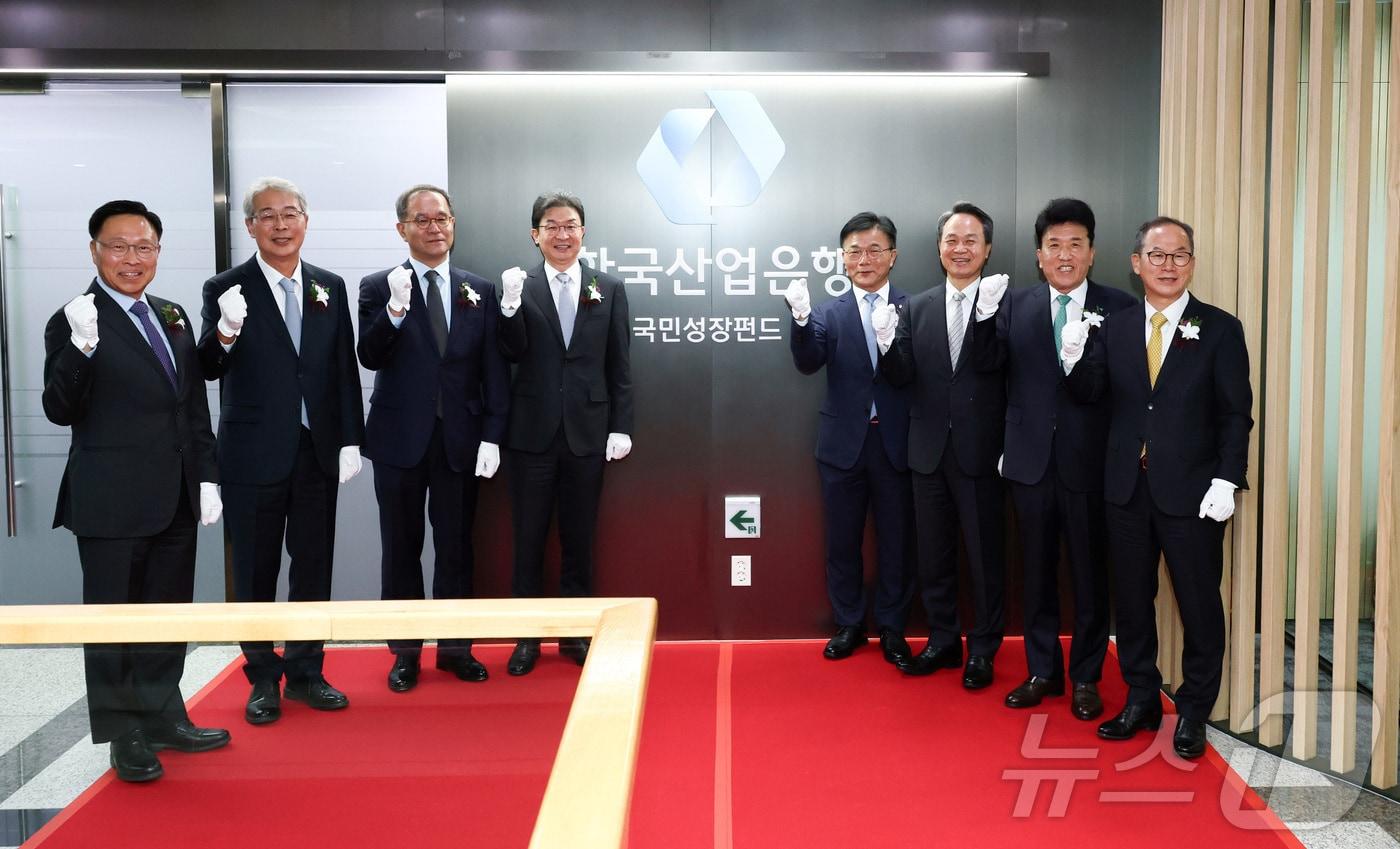 이억원 금융위원장&#40;왼쪽 네번째&#41;가 17일 오후 서울 여의도 산업은행 별관에서 열린 국민성장펀드 사무국 현판식에서 박상진 산업은행 회장 및 5대 금융지주 회장과 현판식을 마치고 기념촬영을 하고 있다. &#40;공동취재&#41; 2025.11.17/뉴스1 ⓒ News1 이재명 기자